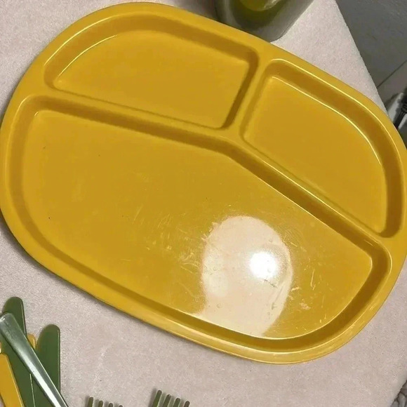 Vintage set of camping plates, cups & utensils by Basket Ville - Picture 3 of 8